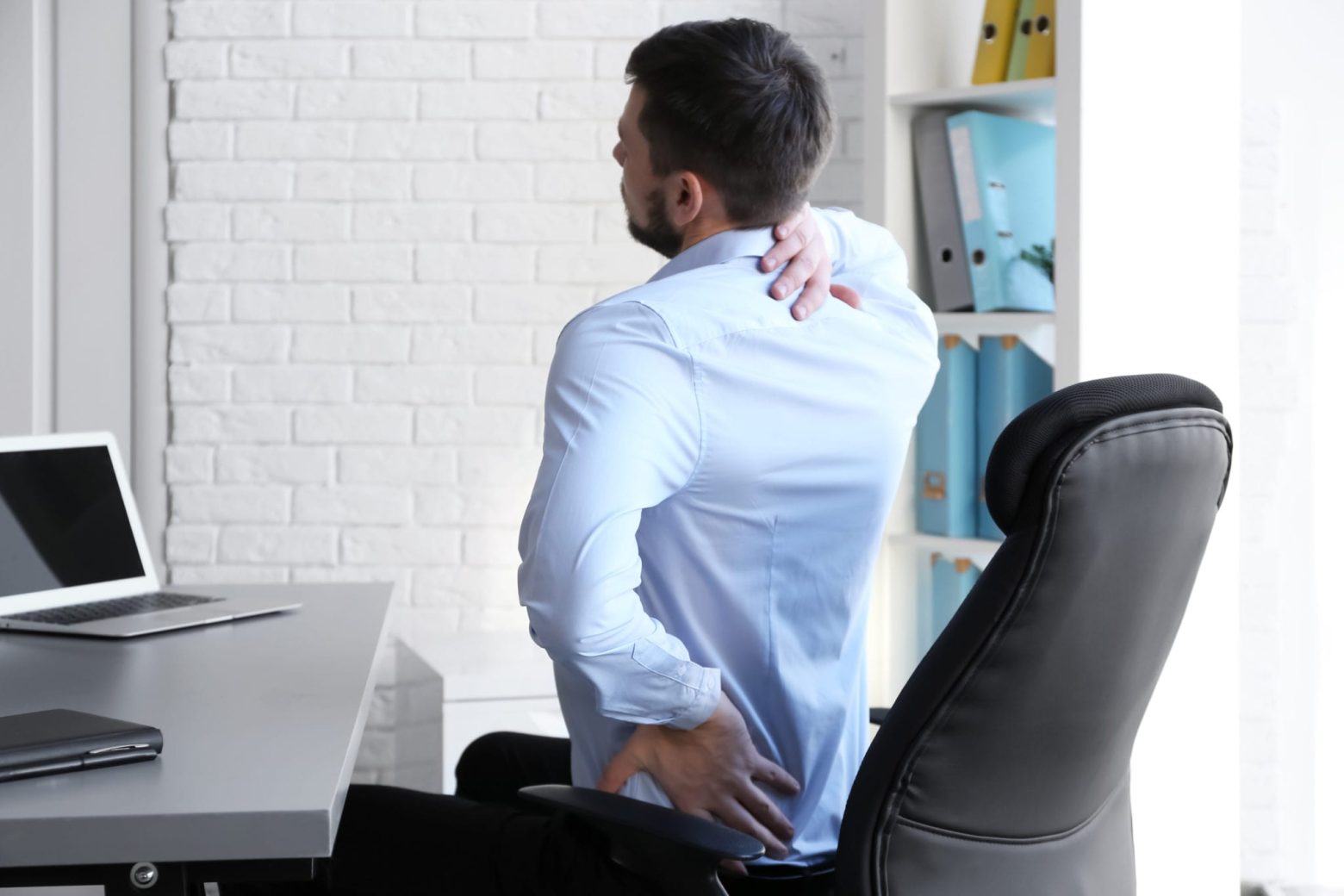 Back Neck Pain Male Computer scaled 1 - Frossen skulder: Viden, myter, behandling og øvelser - Smertefribevægelse