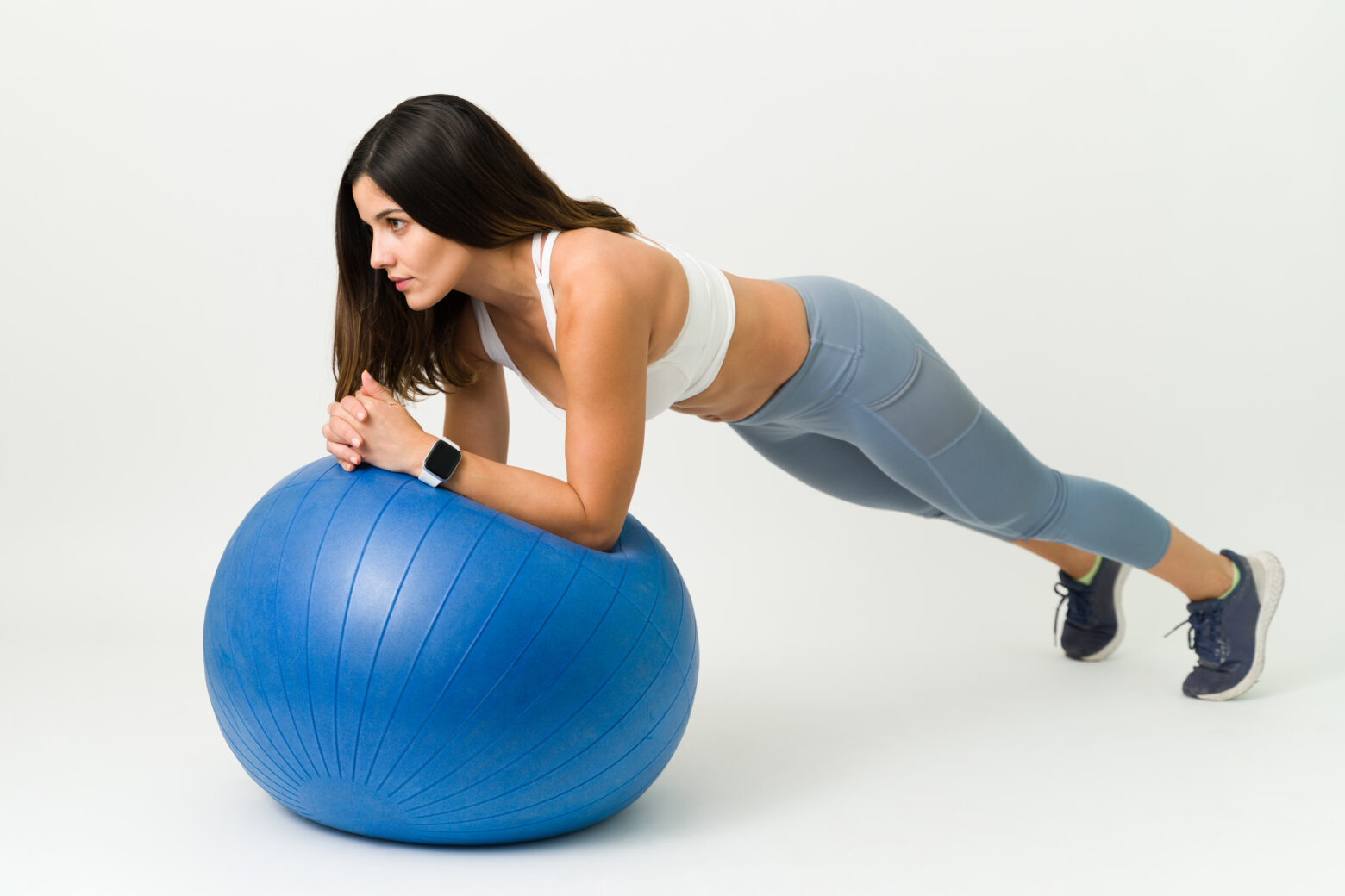 maintaining my ideal weight with exercise fit healthy young woman doing plank stability ball during her daily workout routine - Skoliose: Ingen hindring for et aktivt liv - Smertefribevægelse