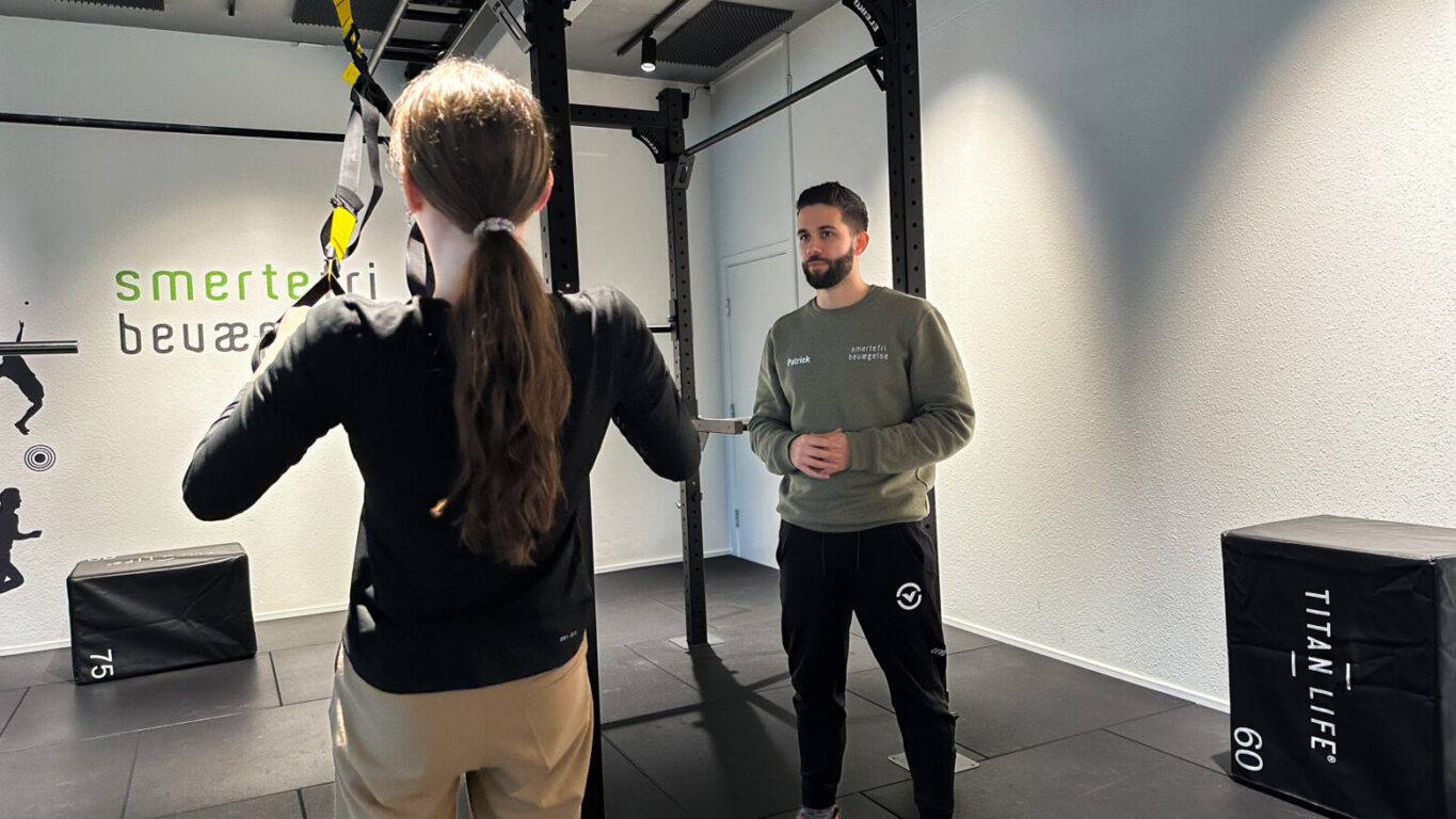 Patrick og klient traener 3 e1763556196694 - Viden om smerte - Smertefribevægelse