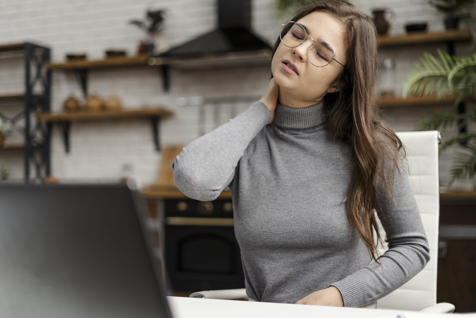 young woman having neckache while working from home - Golfalbue: Sådan behandler du den selv - Smertefribevægelse